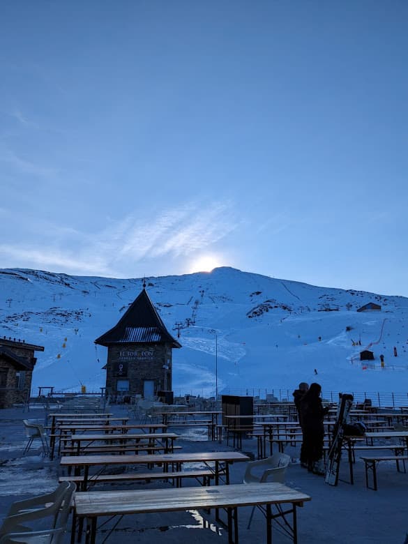 太阳落山后的滑雪场